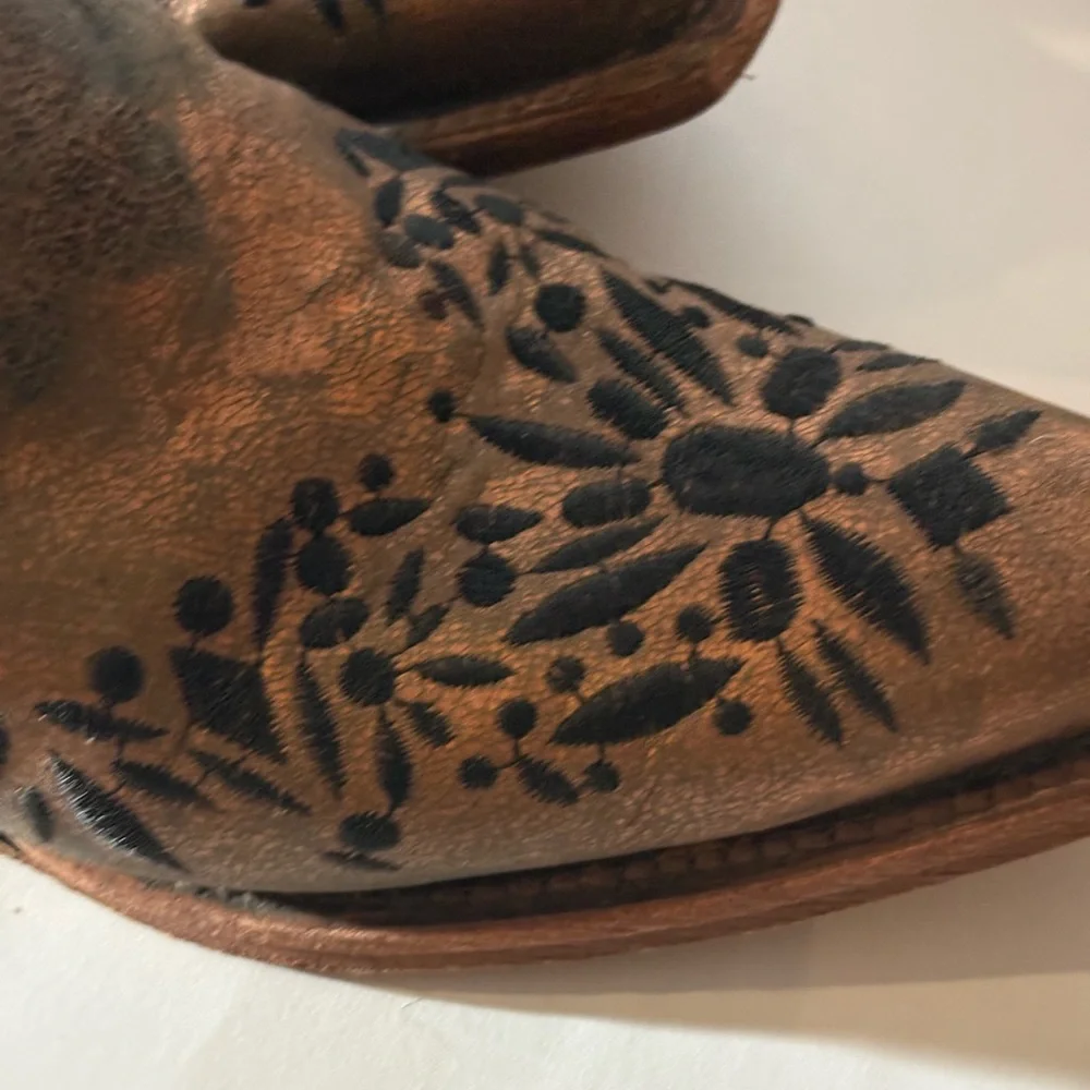 Circle G Western Cowboy Boots with Black Floral Design - Picture 3 of 5